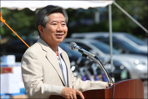노무현 전 대통령은 24일 김해시 진영읍 본산리 청년연합회 가족체육대회 개회식에 참석해 축하인사를 했다.