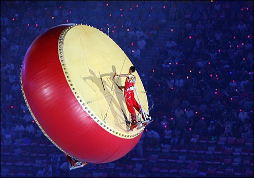 제29회 베이징올림픽이 24일 저녁 베이징올림픽 주경기장 '냐오차오'에서 '광란과 열정'을 주제로 폐막행사가 열린 가운데 스타디움 위에서 천고(天鼓)가 떠올라 고수가 북을 두드리고 있다.