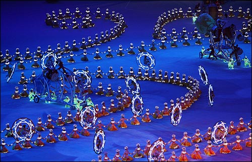  제29회 베이징올림픽이 24일 저녁 베이징올림픽 주경기장 '냐오차오'에서 '광란과 열정'을 주제로 폐막행사를 펼치고 있다. 이번 올림픽에서 한국은 금메달 13개, 은메달 10개, 동메달 8개를 획득하여 종합순위에서 7위를 차지하였다. 