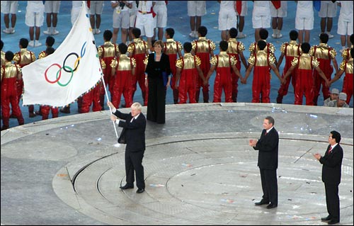  보리스 존슨 런던 시장이 24일 저녁 베이징올림픽 주경기장 '냐오차오'에서 열린 폐막행사에서 자크로케 IOC 위원장으로부터 올림픽기를 건네받고 흔들어 보이고 있다.