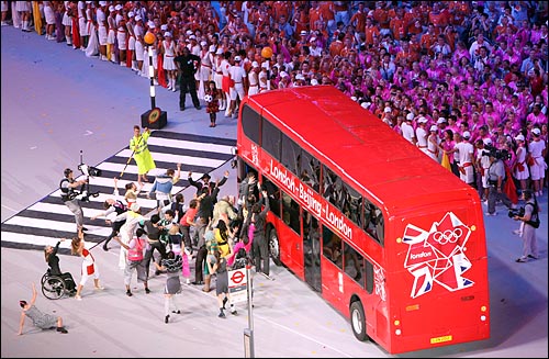  제29회 베이징올림픽이 24일 저녁 베이징올림픽 주경기장 '냐오차오'에서 '광란과 열정'을 주제로 폐막행사가 열린 가운데 차기 개최지 런던을 알리기 위해 2층 버스와 배우들이 나와 공연을 하고 있다.