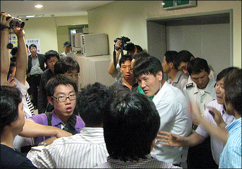 KBS 사원행동과 청원경찰이 25일 이사회가 열리는 6층 진입을 놓고 실랑이를 벌이고 있다. 안전관리팀 직원들은 이날 6mm 캠코더를 이용, 직원들을 촬영해 '채증' 의혹을 받았다. 