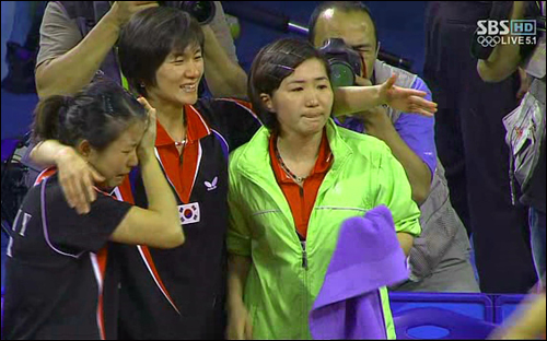  현정화 코치(왼쪽에서 두 번째)는 어려운 여건 속에서도 값진 동메달을 따낸 제자들을 부둥켜 안고 울음을 터트렸다.
