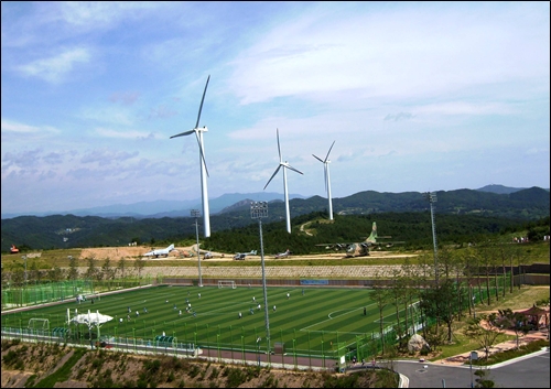  풍력발전소 내 잔디축구장