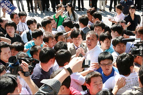 이병순 KBS 신임 사장이 27일 오전 청원경찰들에게 둘러싸여 출근을 저지하는 '공영방송사수KBS사원행동' 직원들을 뿌리치며, 취임식이 열리는 여의도 KBS본사에 출근하고 있다.