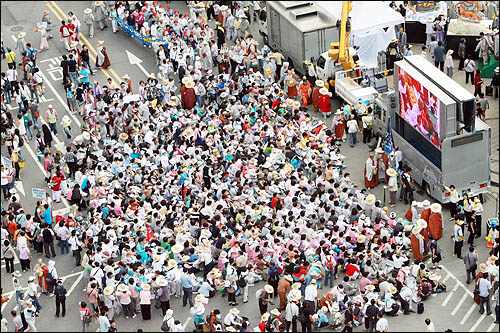 각 지방에서 버스를 대절해 상경한 불교 신도들이 27일 범불교도 대회가 열리는 서울광장이 꽉 차 들어가지 못하자 광장 밖에 앉아 생중계 화면을 시청하고 있다. 