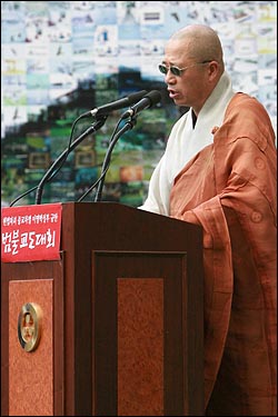 수경 스님이 '헌법파괴·종교차별 이명박 정부 규탄 범불교도대회'에서 연설을 하고 있다.