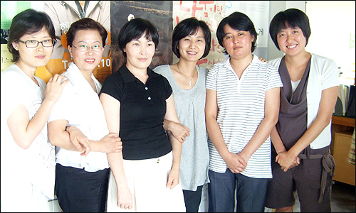 아시아 아줌마들의 공감 수다에 참여한 <아름다운 재단>간사들과 결혼 이주 여성들(왼쪽부터 김희정, 안슌후아, 아리옹, 김진아, 잠자골, 최소영씨)