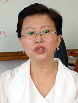 안슌후아(44) - 중국서 한국에 온 지 6년째. 이주여성단체에서 봉사활동도 하고, 번역 통역 활동도 하고, 글도 쓰는 다재다능 아줌마.