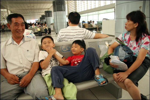 외갓집에 다녀온 현석이(오른쪽에서 두번째)와 동생 광석이가 필리핀 마닐라공항에서 장난을 치고 있다. 