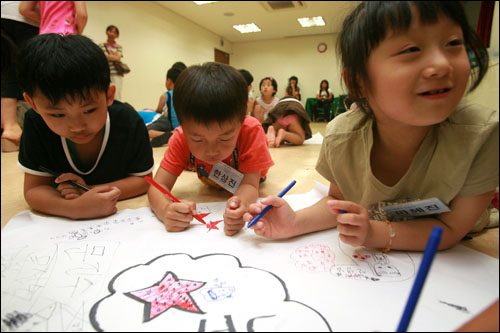 현석이(맨왼쪽)가 지난 7월 '더불어 함께 입학식'에 참석한 다른 '나홀로 입학생'들과 함께 그림 그리기 놀이를 하고 있다.