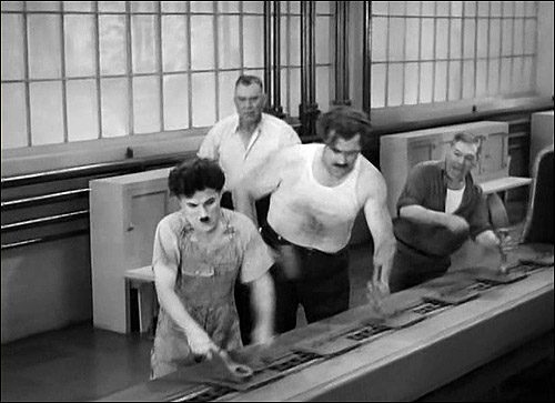 컨베이어 벨트의 부속품이 되어 기계의 리듬에 몸을 맡긴 채플린과 노동자들