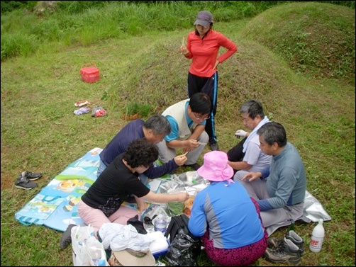 성묘를 마치고 준비해온 음식을 안주삼아 막걸리로 목을 축이며 이야기꽃을 피우는 모습.   ‘죽어도 부모 덕’이라는 말을 떠올리게 하는 장면입니다. 

