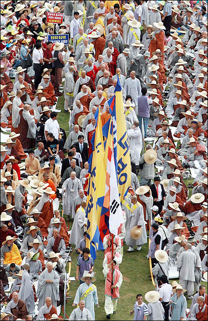 불교계가 오는 28일 대규모 시국선언을 준비하고 있다. 사진은 지난 2008년 8월 29일 정부의 종교 편향에 항의해 열린 '범불교도 대회'
