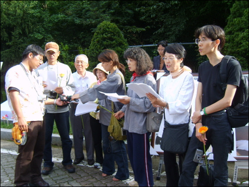  전쟁피해자 추모비 앞에서 한일 평화의 노래를 합창하고 있는 일본측 스톤워크 참가자들. 