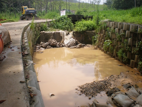 마을 한복판을 흐르는 물길은 항상 공사장 토사로 황톳물을 이루고 있다.