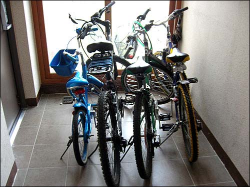 우리집의 교통수단인 자전거 4대. 우리 부부와 두 아들은 자전거를 타고 동네를 누비고 다닌다.  