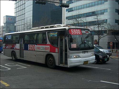 5500번 좌석버스 용인 수지지구(공식 차고지는 경기대입구)에서 서울 도심까지 오가는 5500번 좌석버스. 성남을 제외한 경부고속도로축 경기남부지역에서 서울 도심까지 올 때 가장 자주 운행되는 버스다. 하지만 이 노선 또한 출퇴근시간에도 12~20분 정도의 긴 배차간격을 보인다.