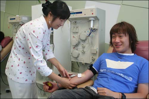 천안 헌혈의 집에서 한 시민이 헌혈을 하고 있다.