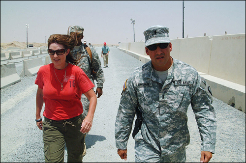 새라 페일린 미국 공화당 부통령 후보(왼쪽, 2007년 쿠웨이트에 있는 미군 기지를 방문했을 때 자료사진).