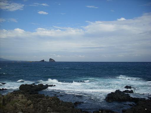저 멀리 형제섬...하얗게 부서지는 파도, 에머랄드빛 바다...그리고 푸른 하늘...