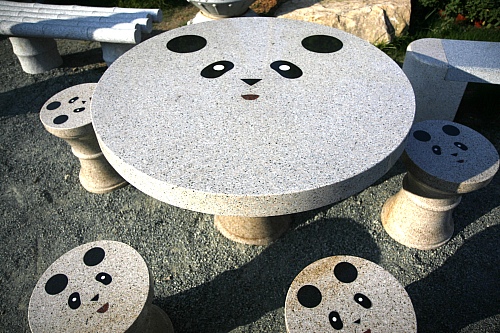 운동장 한 켠에 있는 팬더곰 돌식탁이 앙증맞다. 