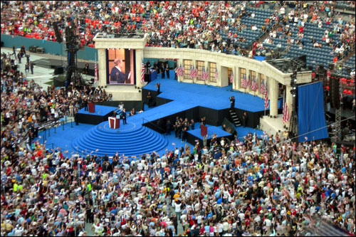 버락 오바마의 대선후보 수락 연설이 진행되는 민주당 전당대회가 열린 지난 8월 28일(미 현지시각) 미 콜로라도주 덴버시의 인베스코필드 미식축구 경기장에 많은 인파가 몰려있다.