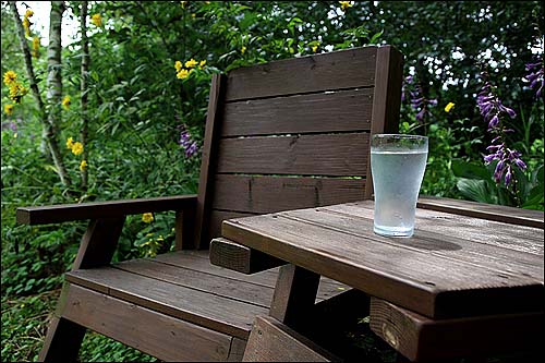 자작나무 숲 미술관 야외정원은 음료를 마시며 편하게 휴식을 취할 수 있는 공간입니다.