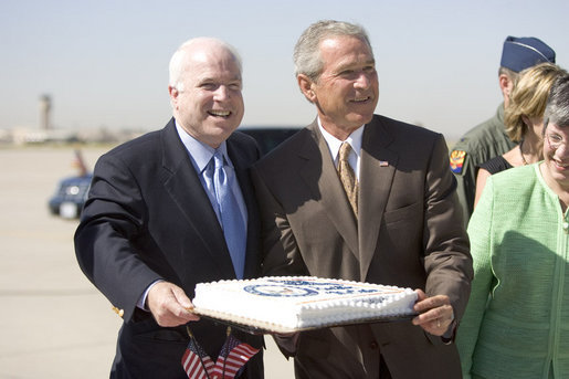 2005년 8월 29일, 메케인의 69번째 생일날, 부시 대통령과 함께 아리조나의 한 공군 비행장에서 포즈를 취하고 있다.
