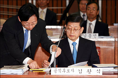 김황식 감사원장 후보자가 2일 국회에서 열린 인사청문회에 출석해 답변자료를 검토하고 있다.
