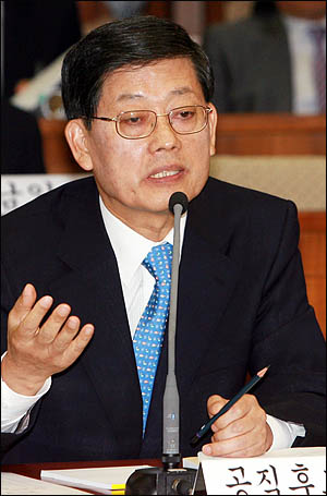 김황식 감사원장 후보자가 2일 국회에서 열린 인사청문회에서 의원들의 질의에 답변하고 있다.