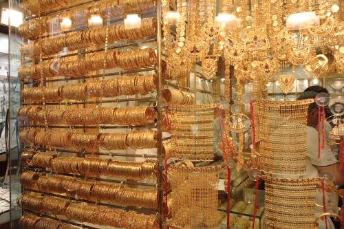 한 가게에서 쇼윈도에 걸어 놓은 대단한 양의 금 장식구들. 이런 가게들이 즐비하게 늘어서 있다.