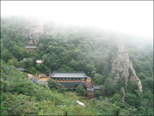 봉정암 사리탑에서 본 봉정암. 