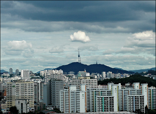  계단 끝자락에서 바라본 남산 N서울타워의 모습이 한눈에 보인다.