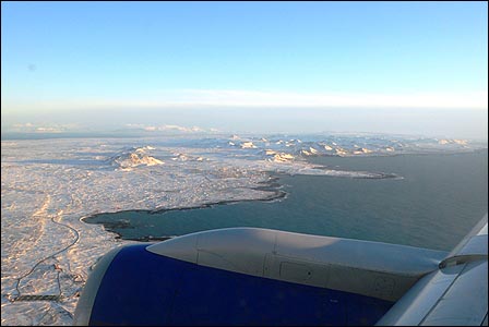 비행기에서 내려다 본 아이슬란드는 온통 눈과 얼음뿐이었다.