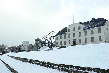 아이슬란드의 수도 레이카비크 시청은 길가 언덕에 소박하게 서 있다.
