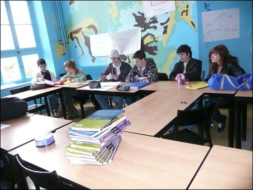 프랑스 고등학교의 프랑스어 수업 장면(앞쪽에 프랑스어 교재가 잔뜩 쌓여 있다).