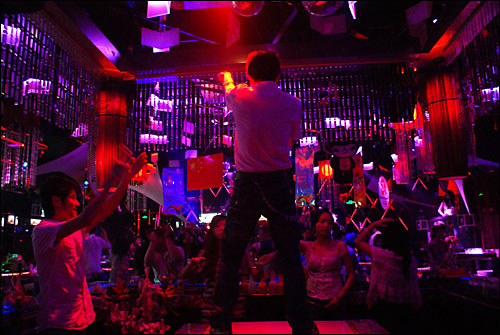 한 술집에서 노래를 부르는 가수에 열광하는 중국 젊은이들. 중국에서는 술집, 카페 등 유흥 장소에서 만나 한 주 내에 만남에서 섹스, 이별까지 이뤄지는 '1주일 관계'가 유행이다.
