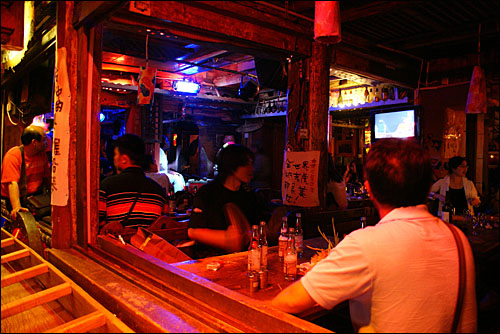 중국 젊은이들이 하룻밤 섹스 파트너를 찾는 데 가장 이상적인 장소로 꼽는 윈난성 리장의 한 카페에서 술을 마시는 중국인들.