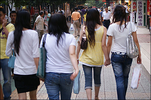 중국 거리에서는 아주 친밀하게 동성과 거니는 젊은이들을 쉽게 볼 수 있다. 중국 동성애자는 약 3000만명으로 추산되는데, 그 숫자는 세계 최고 수준이다.