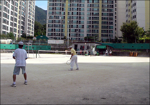 대전 법동 한마음 아파트 테니스장에서 외부에서 온 테니스동우회 회원들이 테니스를 즐기고 있다.