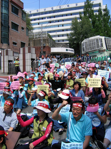 보건의료노조는 3일, 낮 12시, 중앙노동위원회 앞에서 '노동악법 필수유지업무제도 폐기를 위한 총력투쟁 결의대회'를 진행했다.