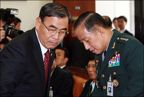 이상희 국방부 장관(왼쪽)과 김태영 합참의장(자료사진)