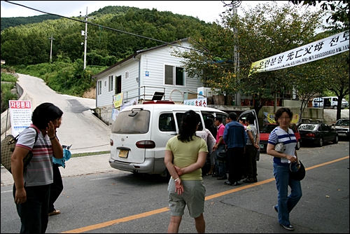 한참을 기다려 내려온 버스? 소형 승합차가 마을버스란다. 9인승에 다 탈 수 있을까? 그래도 정원은 지킨다. 더 탈 수가 없으니.