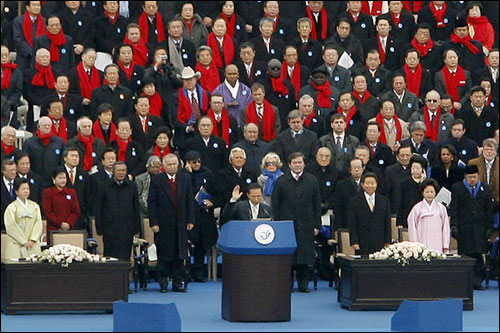 데이비드 클라크 맥쿼리 그룹 회장은 지난 2월 25일 국회에서 열린 이명박 대통령의 취임식에 참석해 단상 위에 마련된 '특별석'에 앉았다.