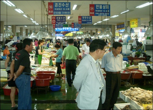 군산시 해망동에 있는 ‘수산물 종합센터’ 1층. 2층은 회센터로 군산 근해에서 잡히는 싱싱한 생선을 저렴한 가격에 사먹을 수 있다는 게 가장 큰 장점으로 꼽히고 있습니다.
