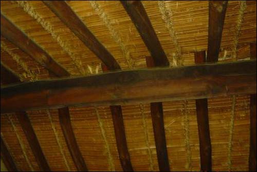 하씨 초가의 건축기법의 하나로, 지붕에 흙을 전혀 사용하지 않았다고 한다.