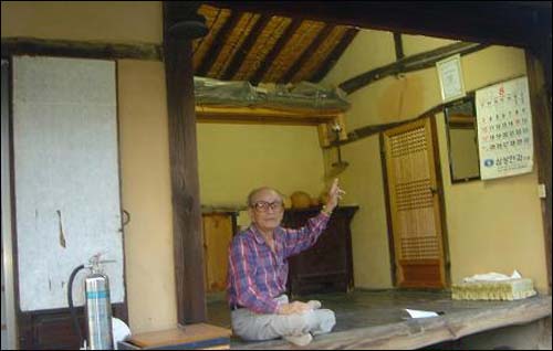 초로에도 불구하고 긴 시간 동안 하씨 초가에 대해 설명해 주셨던 하병수 옹. 전통가옥, 하씨 초가에 대한 애착이 유달랐다.  
