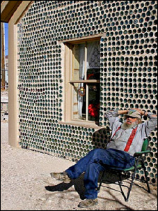 네바다 사막에 5만개 유리병으로 만든 집.