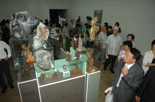 관람객들이 전시작품을 둘러보고 있다.